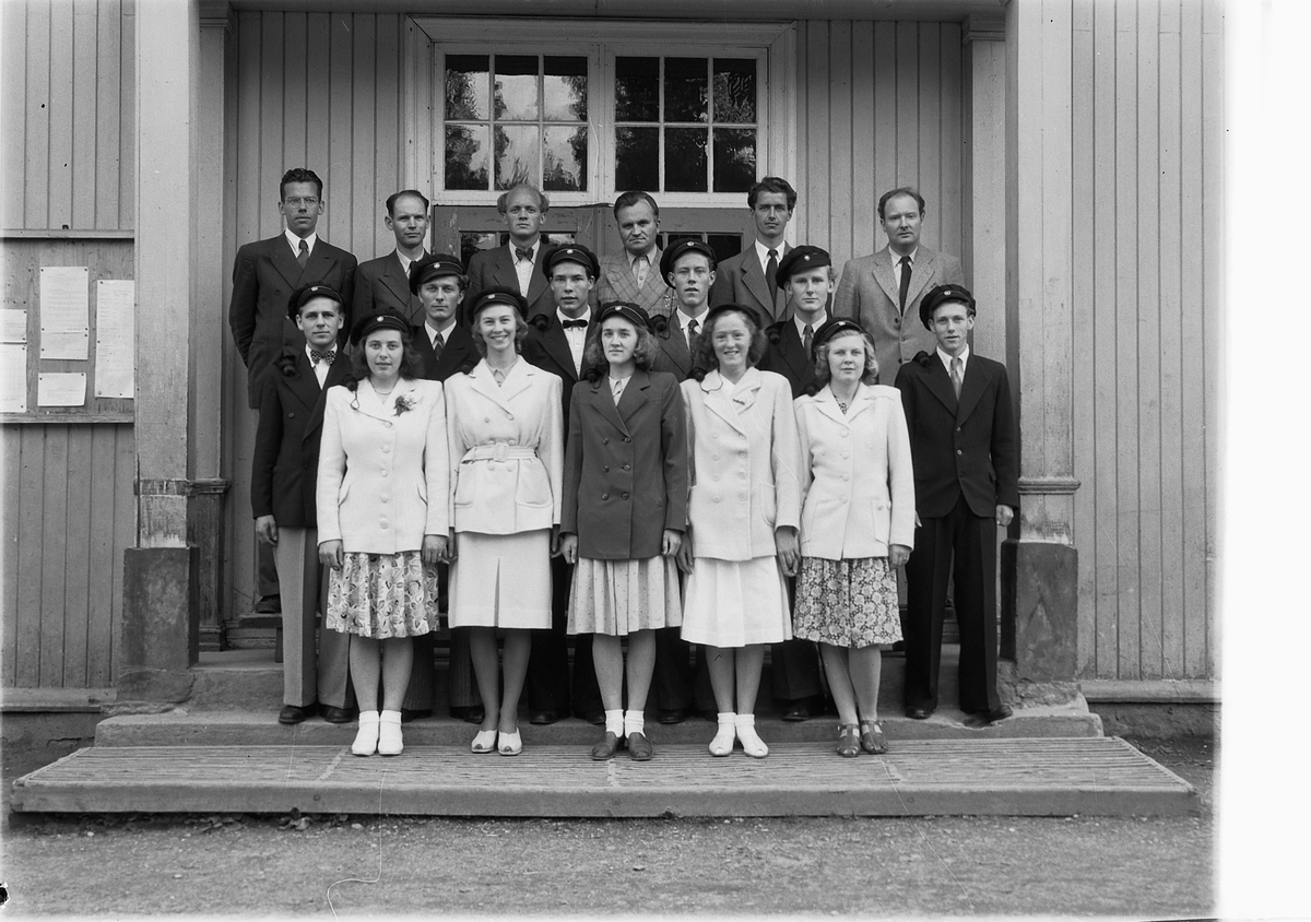 Håkon Prestkværn, RINGSAKER REALSKOLE, GRUPPE, SKOLEKLASSE. Bakerste rad f. v: Lærer Ivar Godal, lærer Ivar Fiskeseth, lærer John Vihode, rektor Harald Koltveit, lærer Sigurd Goli og lærer Sverre Coll.
