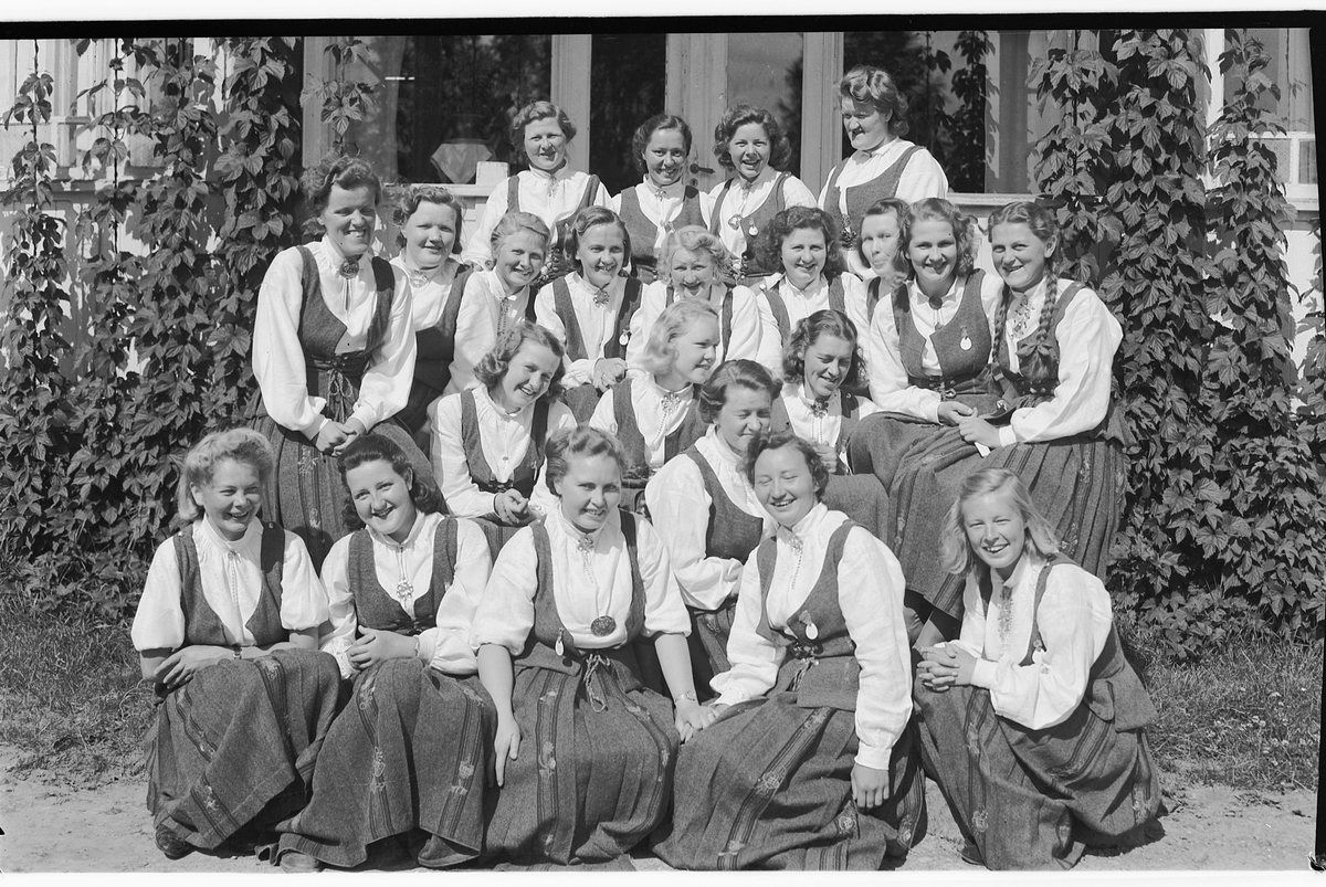 Håkon Prestkværn, BJERKELY FOLKEHØGSKOLE, BUNADKLEDDE JENTER, KVINNER.