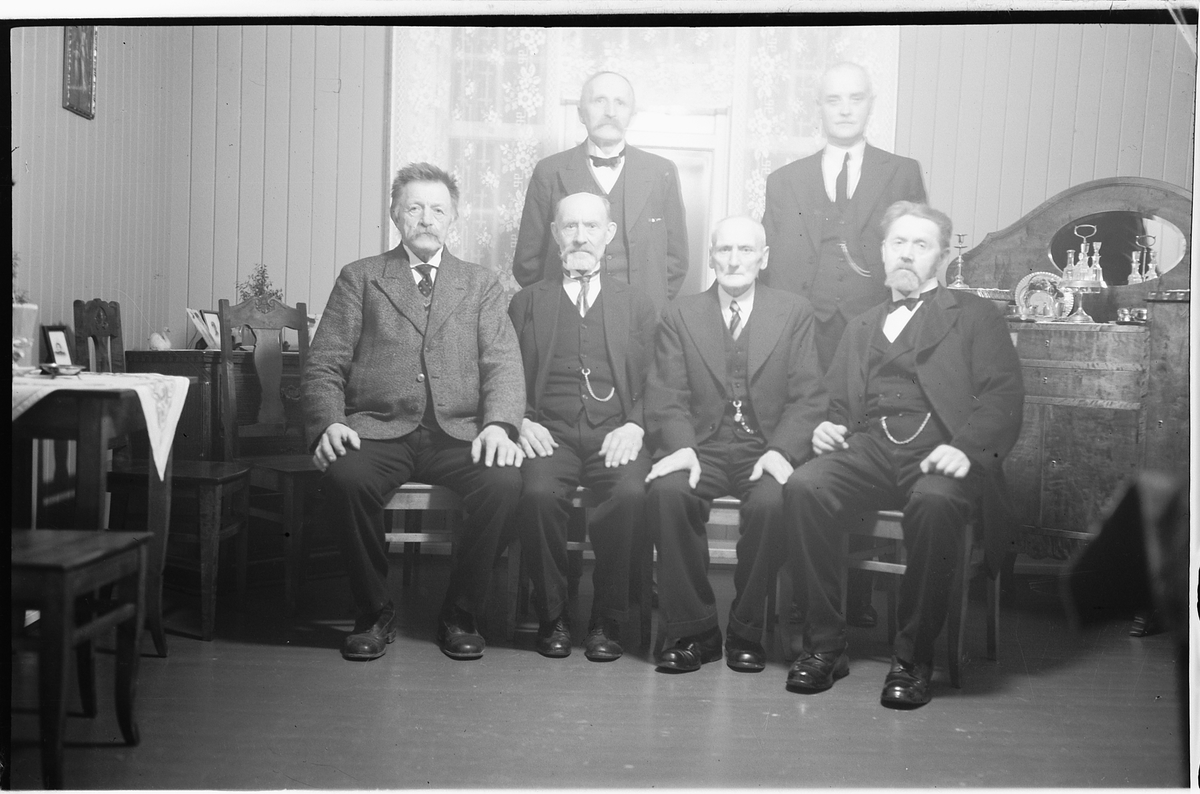 Håkon Prestkværn, GRUPPE 6 MENN, KRISTIAN PRESTKVÆRN TIL HØYRE FORAN, MOELV.