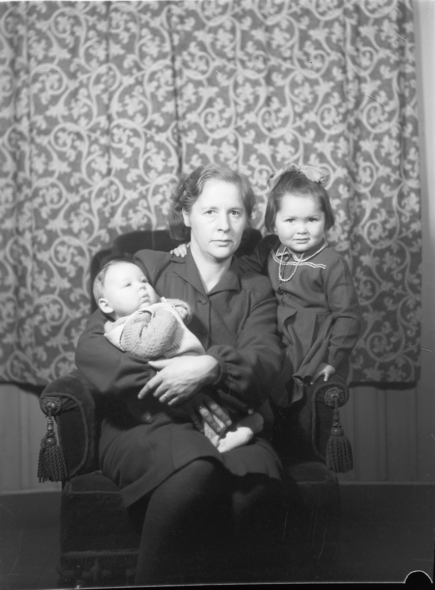 Håkon Prestkværn, Familiegruppe 3. Ingrid Bjørge med barna Trond Bjørge og Inger Johanne Bjørge.
