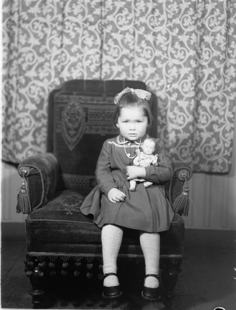 Håkon Prestkværn, Familie, pike med dukke, Inger Johanne Bjørge.