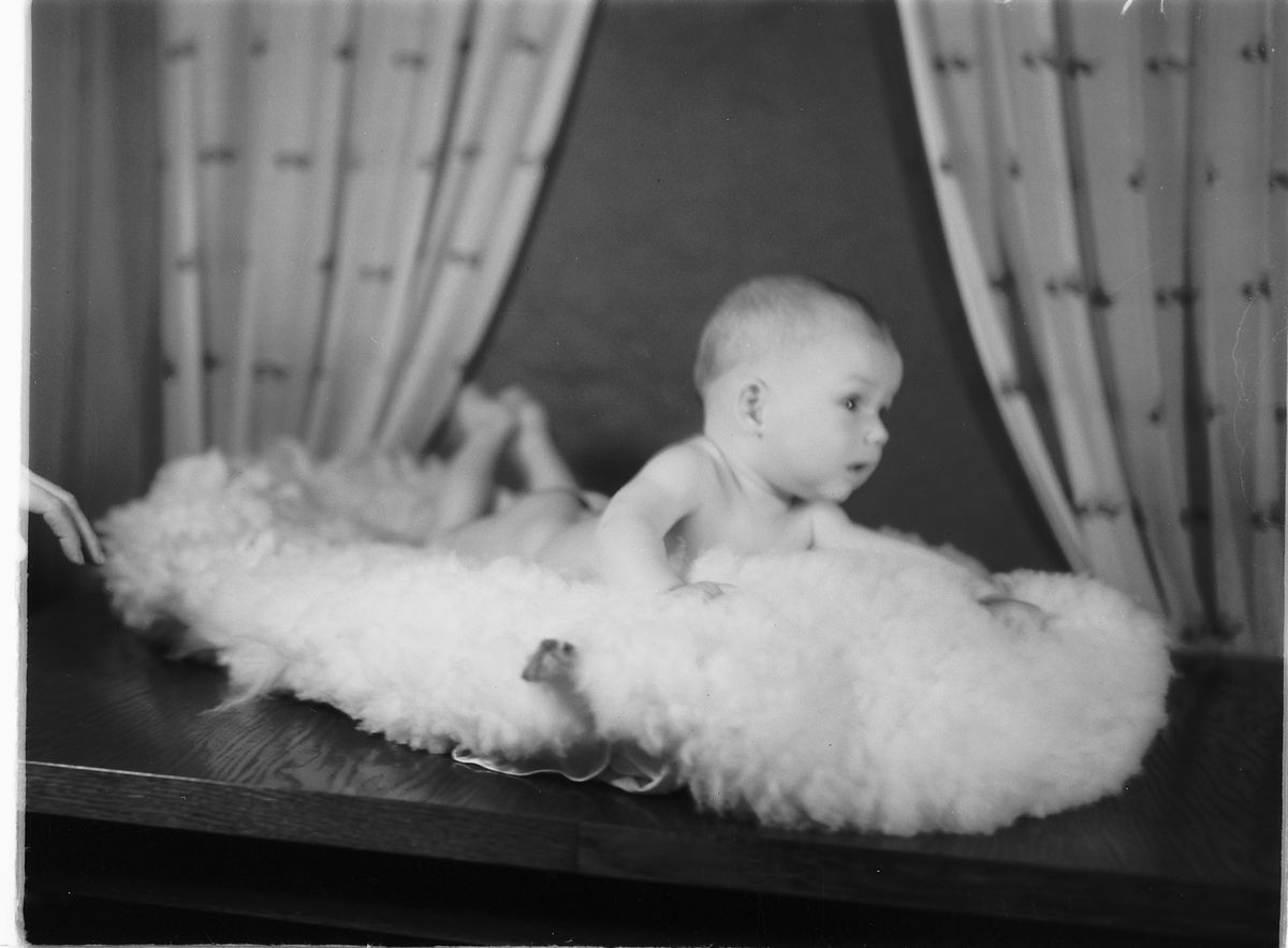 Håkon Prestkværn, Bjørge Nygaard ?, baby på saueskinn