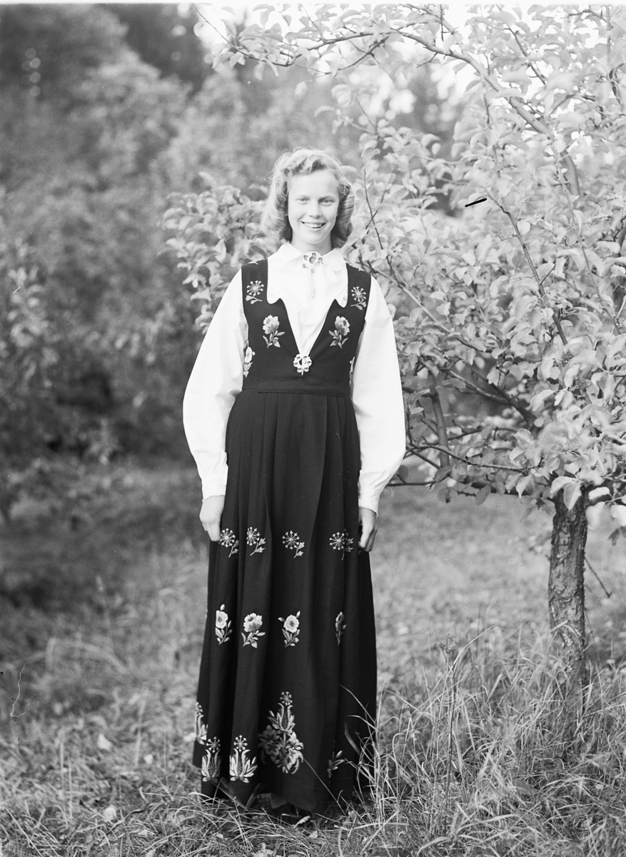 Håkon Prestkværn, KONFIRMANT I BUNAD, 1947.