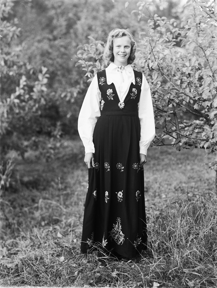 Håkon Prestkværn, KONFIRMANT I BUNAD, 1947.