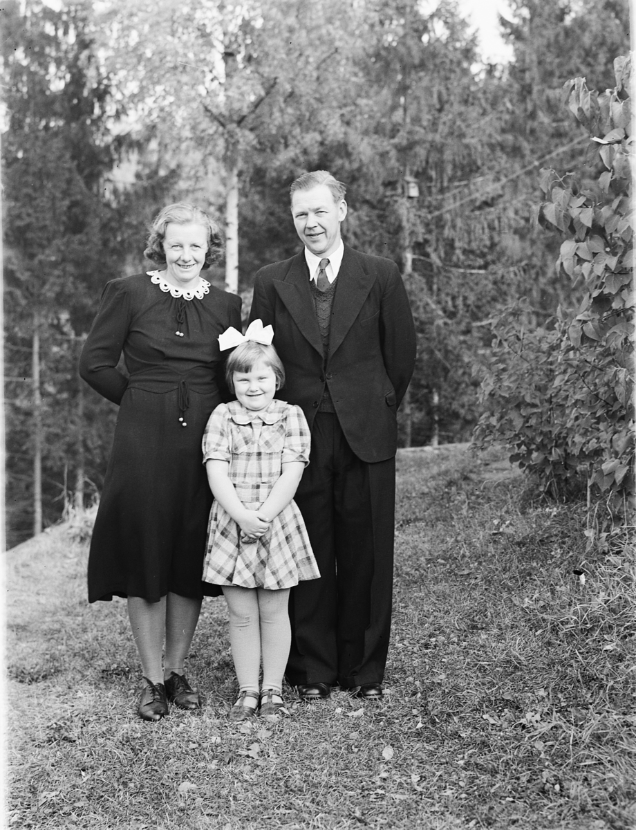 Håkon Prestkværn, Diverse familigrupper, bryllup Lagmannsveen, Elvsveen. Signe, Johan og datteren Anne Marie Elvsveen.