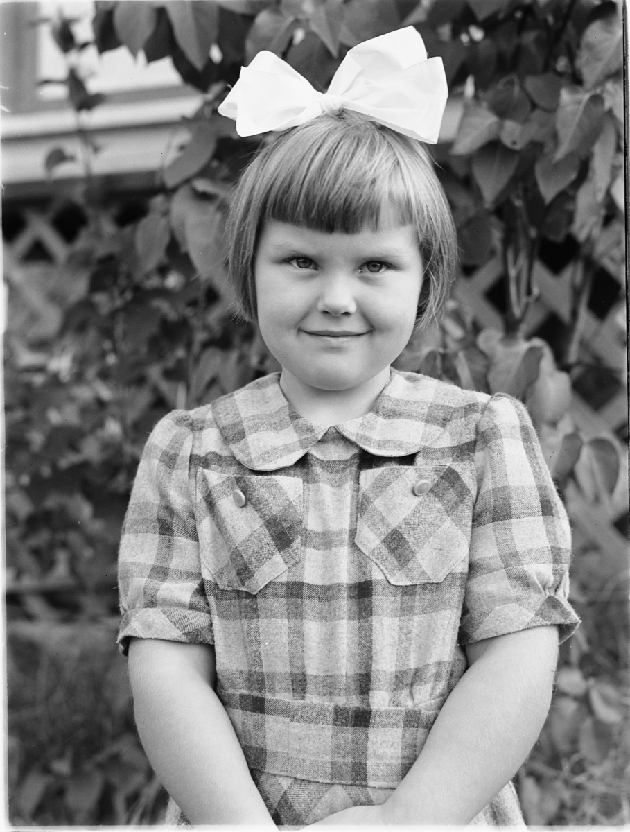 Håkon Prestkværn, Anne-Marie Elvsveen, Lagmannsveen, Moelv, barneportrett, kjole, sløyfe i håret.