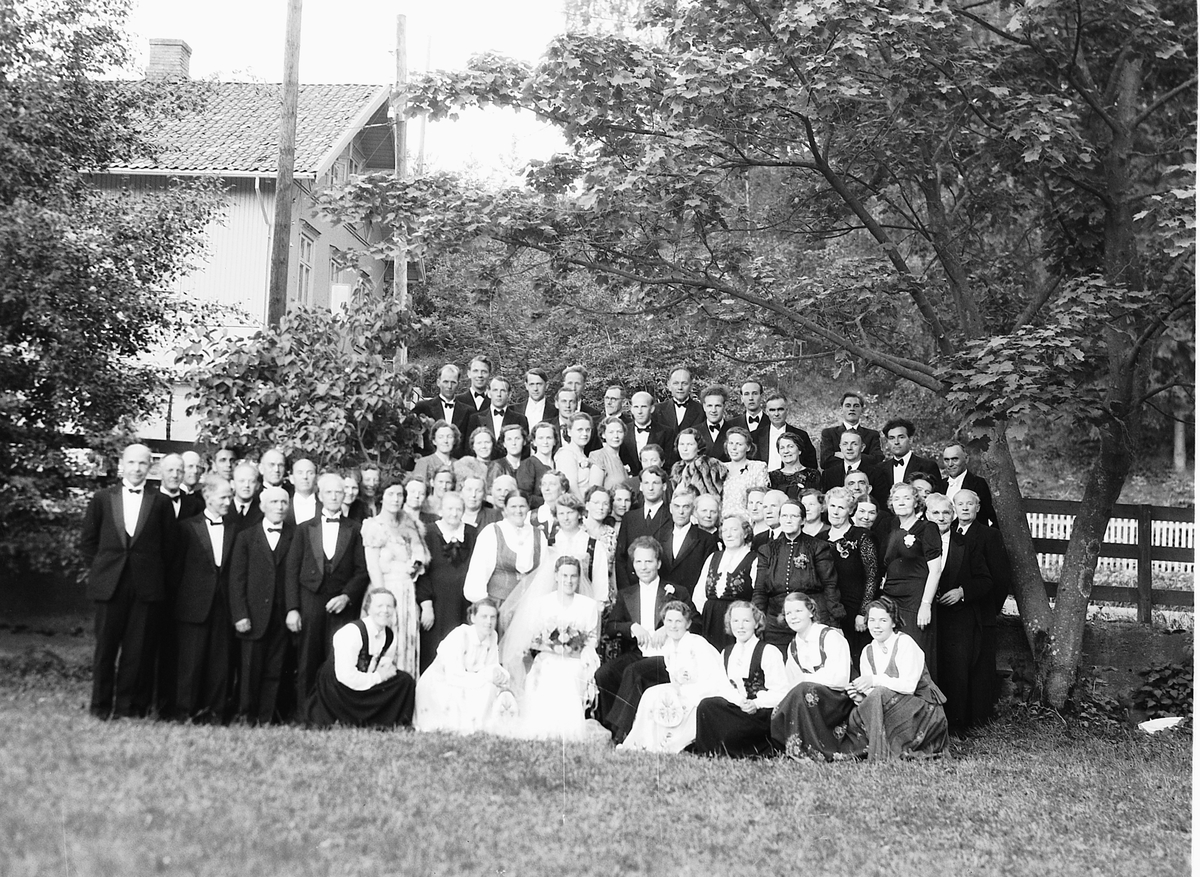 Håkon Prestkværn, BRUDEPAR, STOR GRUPPE FAMILIE, SORTUNGSTAD?, 1949.