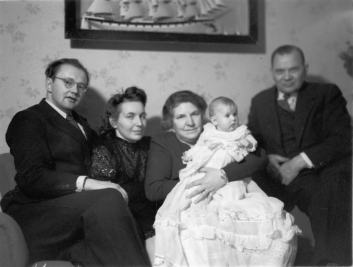 Håkon Prestkværn, Barnedåp 1947. Fra venstre Lars R. Haugen, Ingeborg Haugen, Magda Malmberg, Knut Malmberg og dåpsbarnet Torhild Haugen