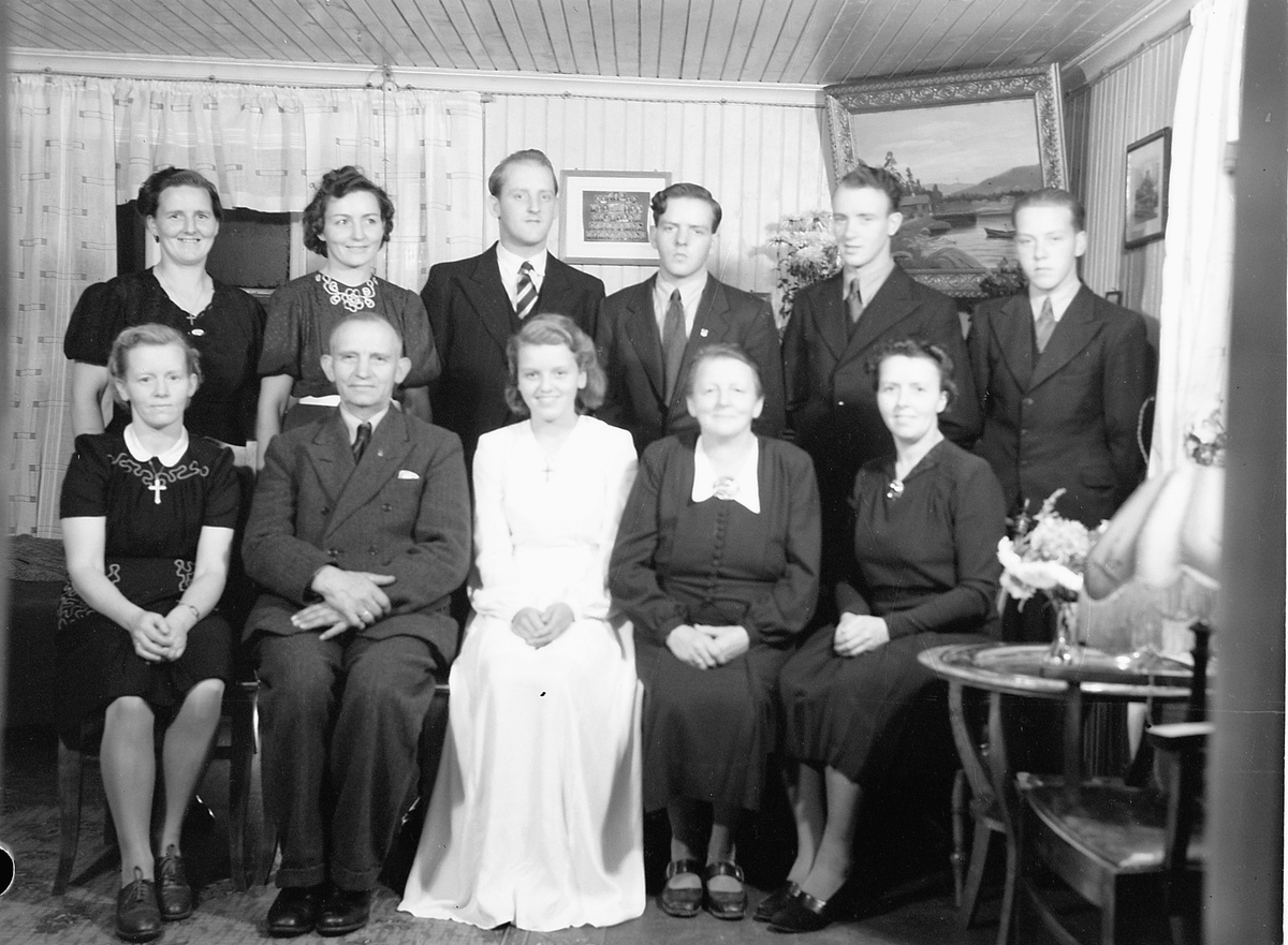 Håkon Prestkværn, Konfirmasjon, familiegruppe, Sveum. Konfirmasjon høsten 1948. Familien Sveum i Næroset. Foran fra venstre: Bergljot, Johannes P, Randi, Gunda og Paula. Bak fra venstre: Aslaug, Signe, Johannes, Gunvald, Sverre og Rolf.