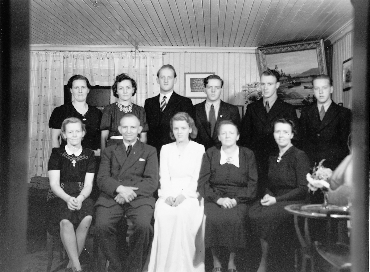 Håkon Prestkværn, Konfirmasjon, familiegruppe, Sveum. Konfirmasjon høsten 1948. Familien Sveum i Næroset. Foran fra venstre: Bergljot, Johannes P, Randi, Gunda og Paula. Bak fra venstre: Aslaug, Signe, Johannes, Gunvald, Sverre og Rolf.