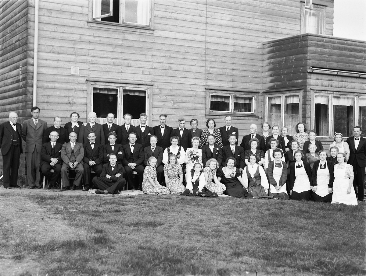 Håkon Prestkværn, Tangen, familiegruppe, bryllup, ukjente, 1947.