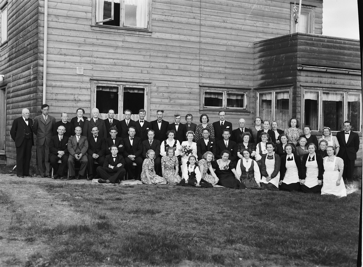 Håkon Prestkværn, Tangen, familiegruppe, bryllup, ukjente, 1947.