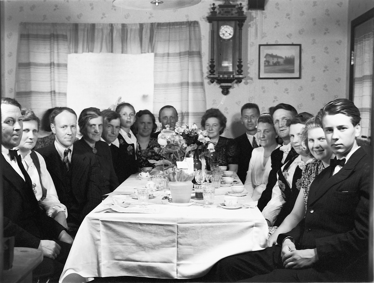 Håkon Prestkværn, Tangen, familiegruppe, bryllup, ukjente, kaffebord, 1947.