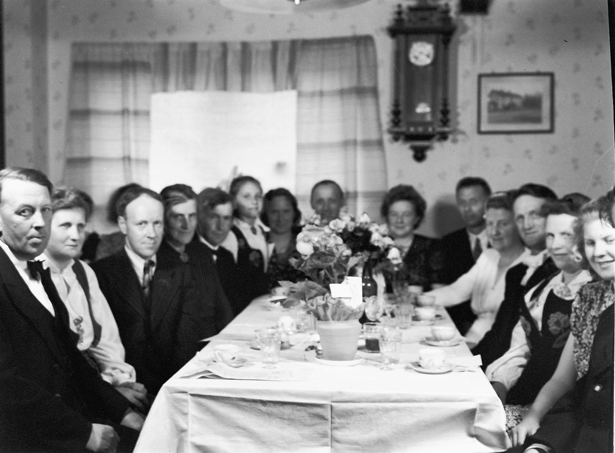 Håkon Prestkværn, Tangen, familiegruppe, bryllup, ukjente, kaffebord, 1947.
