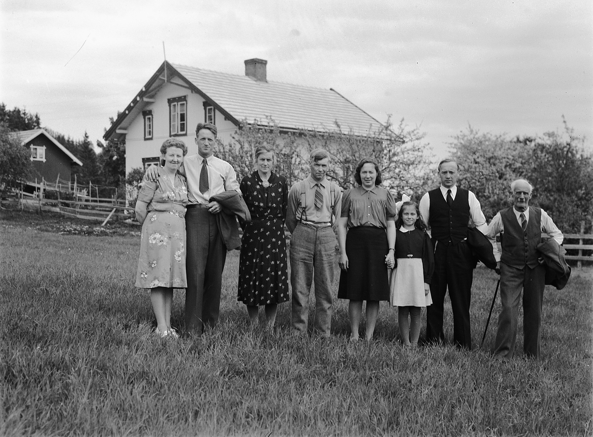 Håkon Prestkværn, FAMILIEGRUPPE, TANGEN, 1947.