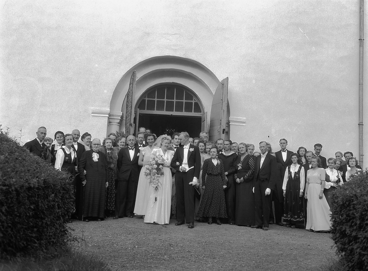 Håkon Prestkværn, Vielse i Ringsaker kirke, brudeparet Olavsen, 1948. Brudepar og gjester utenfor kirken.