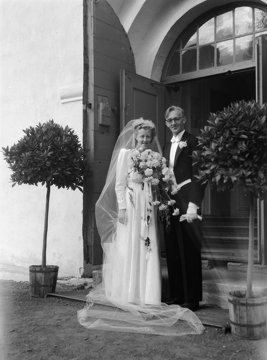 Håkon Prestkværn, Vielse i Ringsaker kirke, brudeparet Olavsen, 1948.