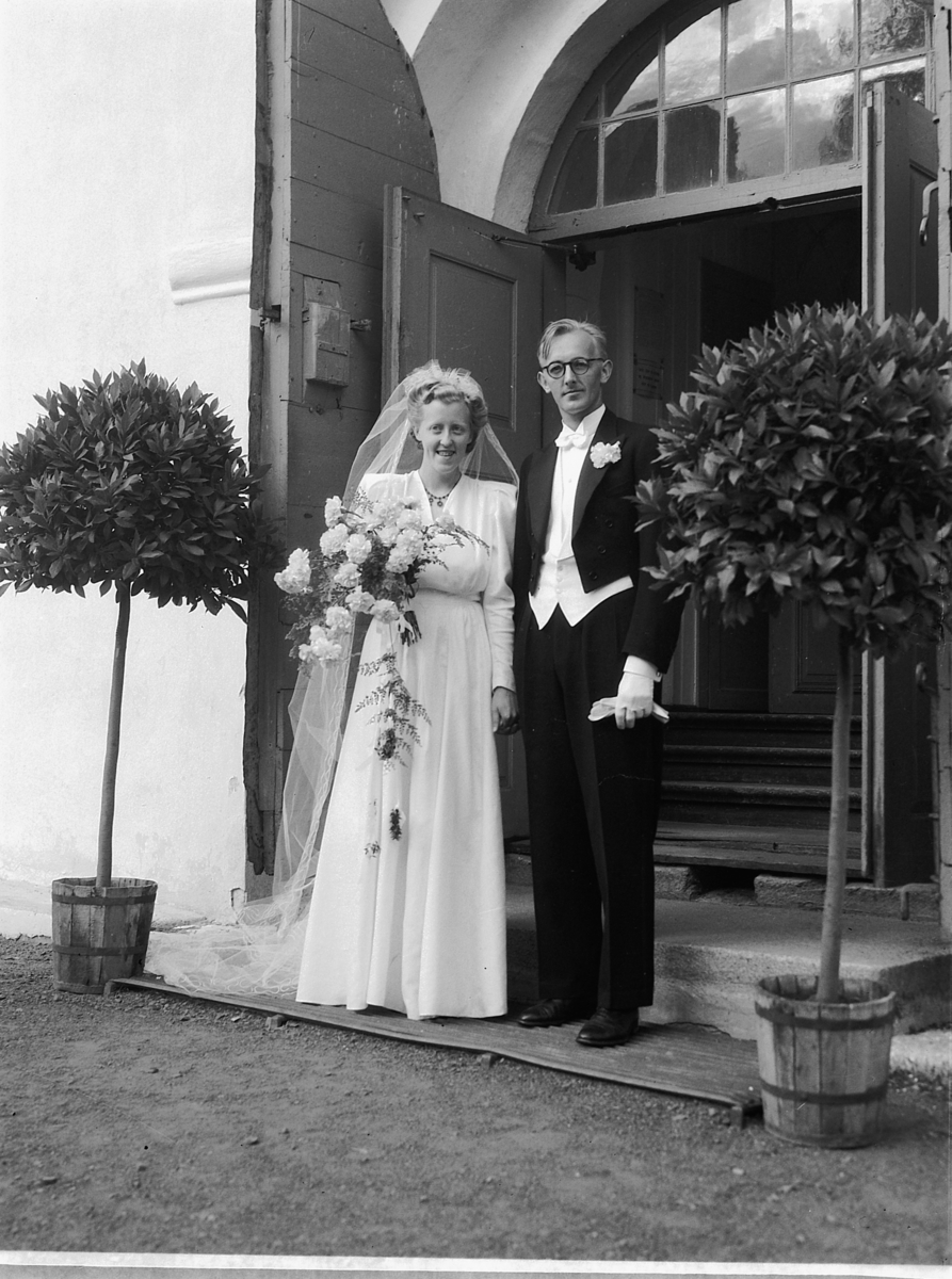 Håkon Prestkværn, Vielse i Ringsaker kirke, brudeparet Olavsen, 1948.