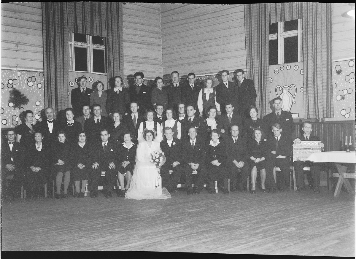 Håkon Prestkværn, UKJENT BRUDEPAR, 1947, STOR GRUPPE.