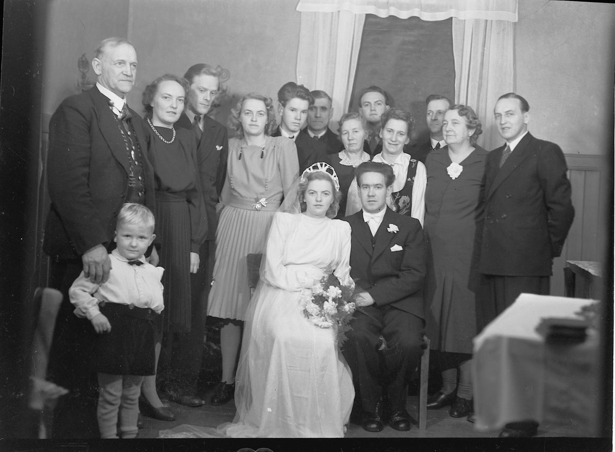 Håkon Prestkværn, UKJENT BRUDEPAR, 1947, STOR FAMILIEGRUPPE.