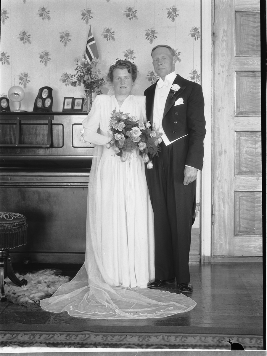 Håkon Prestkværn, BRUDEPAR, BRÅSTAD, 1948.