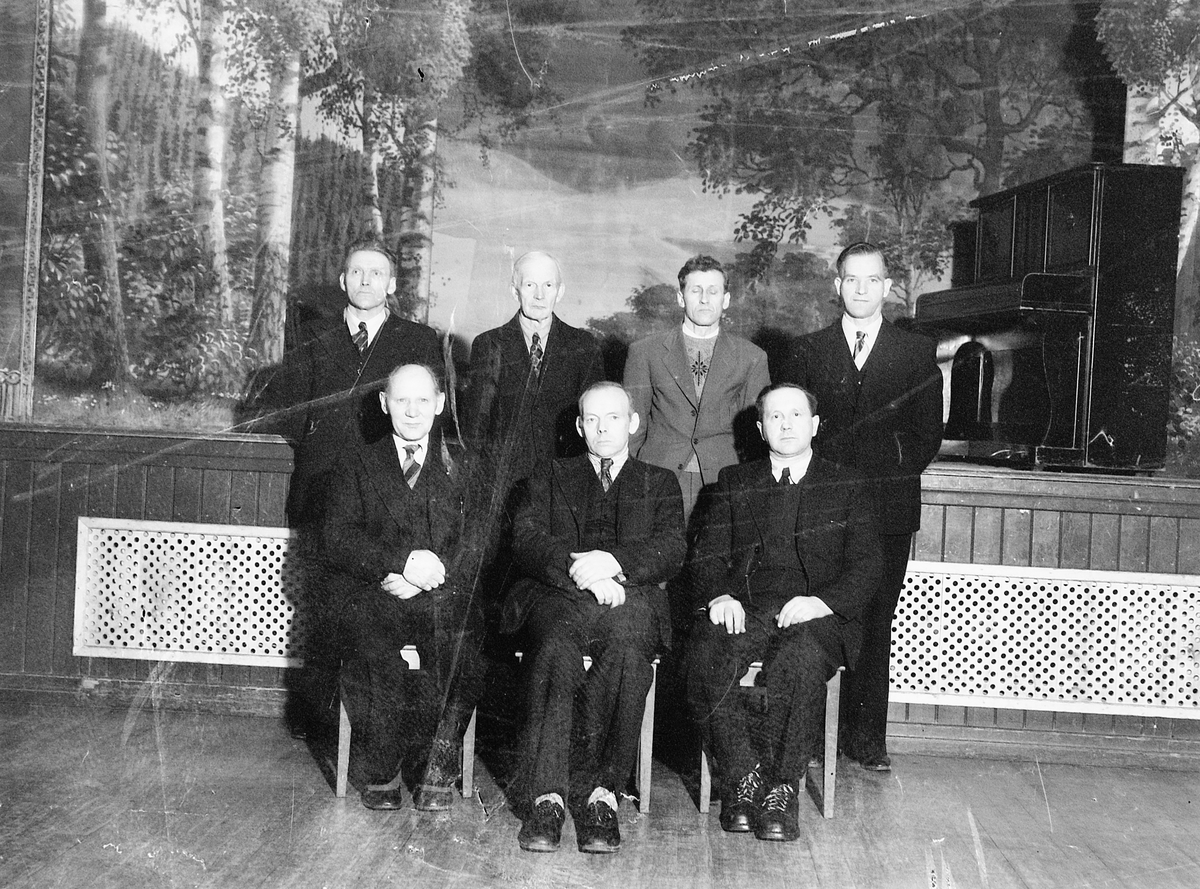 Håkon Prestkværn, GRUPPE 7 BYGNINGSARBEIDERE, FOLKETS HUS, MOELV, 1948.