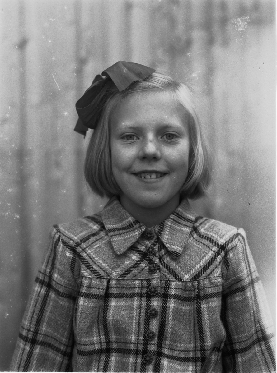 Håkon Prestkværn, Ukjent jente i kjole, hårsløyfe. Bestiller Harald Bøversveen, 1947.