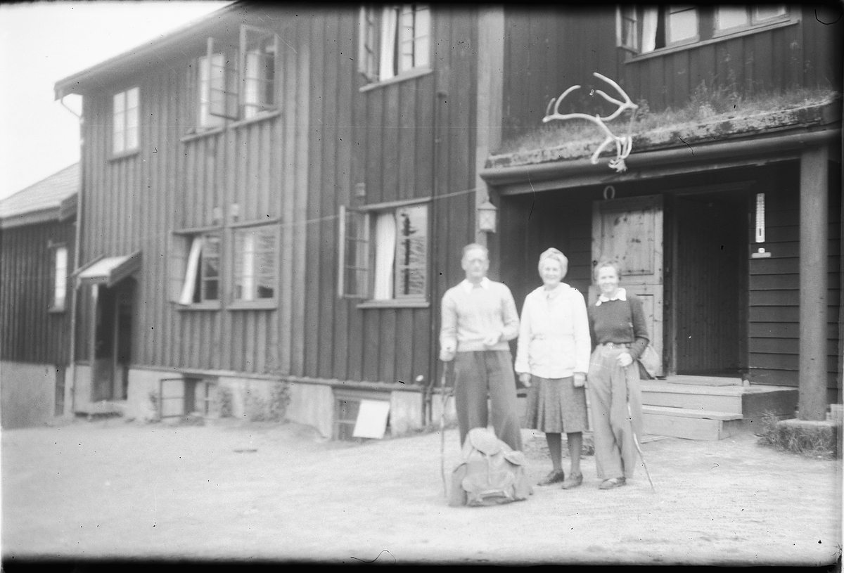 Håkon Prestkværn, Gruppe 3 foran høyfjellshotell, fjellstue. Fra venstre Paul Pettersen, ukjent dame og Martha Pettersen (f. Prestkværn), gift med Paul.