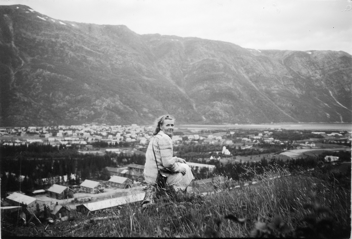 Håkon Prestkværn, Kvinne sitter foran Mosjøen.