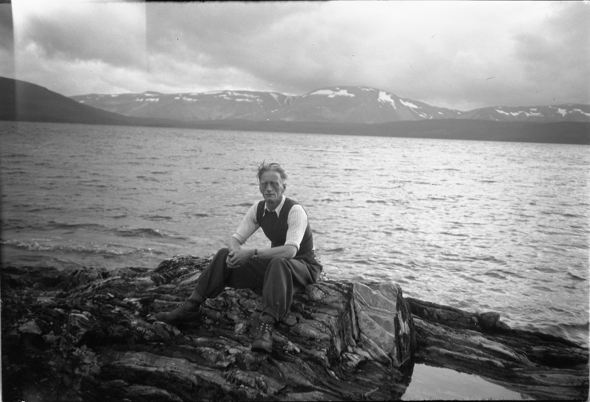 Håkon Prestkværn, Ukjent mann på fjellet ved innsjø.