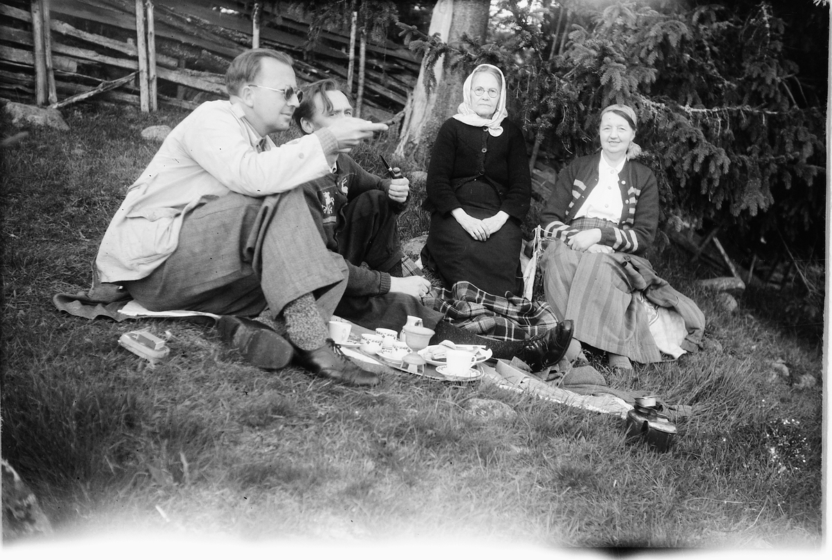 Håkon Prestkværn, Ukjente menn og kvinner tar en kaffepause.