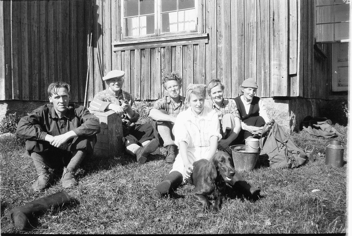Håkon Prestkværn, Ukjente menn og kvinner med hund foran hytteveggen.