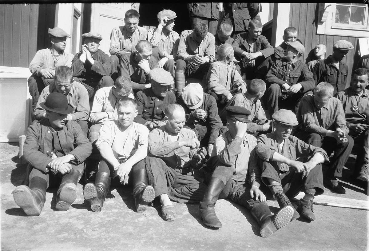 Håkon Prestkværn, RUSSISKE KRIGSFANGER, RINGSAKER UNGDOMSLOKALE, 7/6-1945. DET SIES AT DE PÅ DENNE DAGEN HADDE BESØK AV TO RUSSISKE DAMER FRA HAMAR MADAM LISOVSKAJA OG MADAM SCHILLINGSKAJA, TO RUSSISKE ADELSDAMER SOM RØMTE UNDER REVOLUSJONEN OG ENDTE PÅ HAMAR SOM MUSIKKPEDAGOGER.