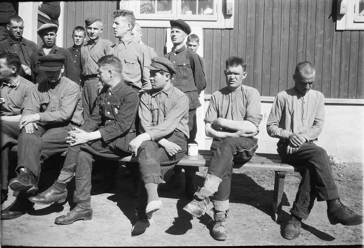 Håkon Prestkværn, RUSSISKE KRIGSFANGER, RINGSAKER UNGDOMSLOKALE, 7/6-1945. DET SIES AT DE PÅ DENNE DAGEN HADDE BESØK AV TO RUSSISKE DAMER FRA HAMAR MADAM LISOVSKAJA OG MADAM SCHILLINGSKAJA, TO RUSSISKE ADELSDAMER SOM RØMTE UNDER REVOLUSJONEN OG ENDTE PÅ HAMAR SOM MUSIKKPEDAGOGER.