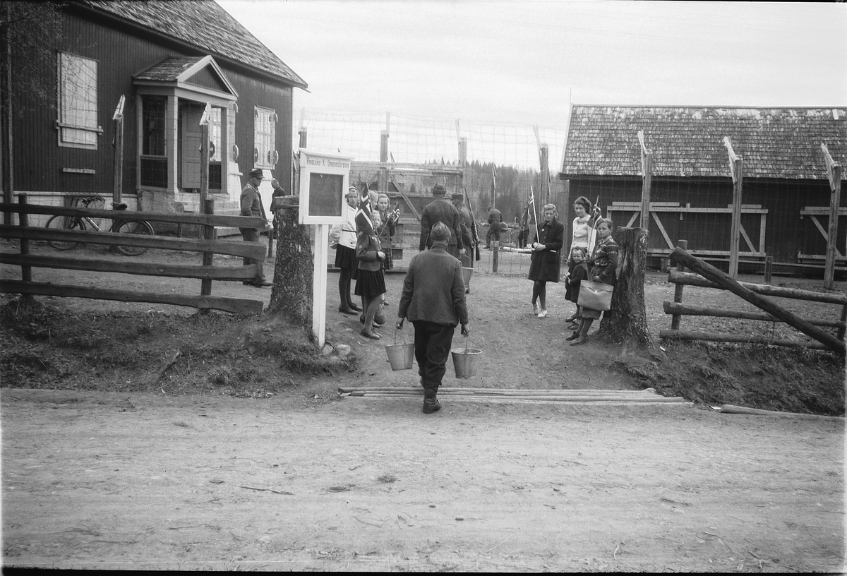 Håkon Prestkværn, RUSSISKE KRIGSFANGER, RINGSAKER UNGDOMSLOKALE, ETTER FRIGJØRINGEN, BARN MED NORSKE FLAGG. 1945.