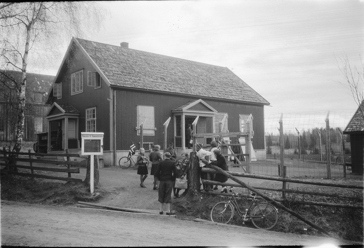 Håkon Prestkværn, RUSSISKE KRIGSFANGER, RINGSAKER UNGDOMSLOKALE, ETTER FRIGJØRINGEN, BARN MED NORSKE FLAGG. 1945.