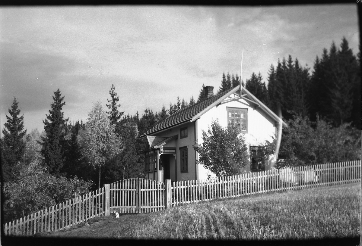 Håkon Prestkværn, Hus med hage og gjerde.