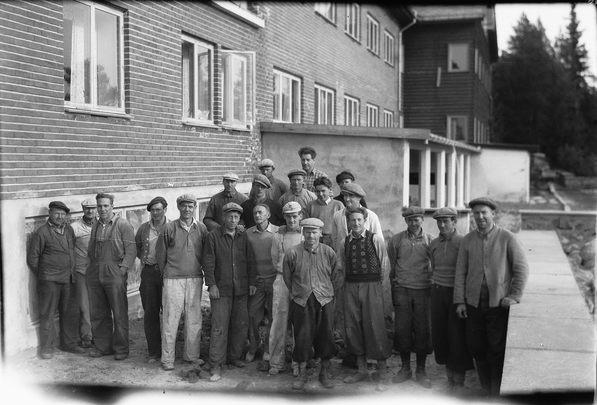 Håkon Prestkværn, BYGGEARBEIDERE under utbygging av Ringen rekreasjonshjem.