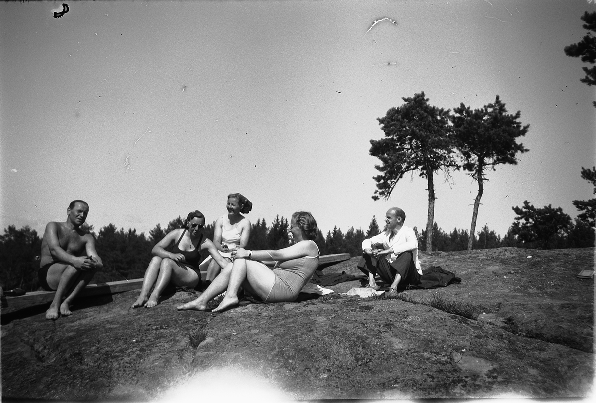 Håkon Prestkværn, Ukjente kvinner og menn soler seg på tur.