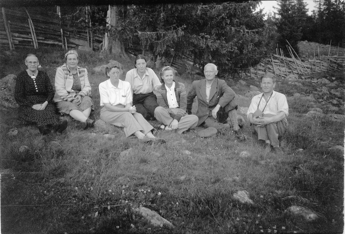 Håkon Prestkværn, Ukjent gruppe på piknik i skogen.