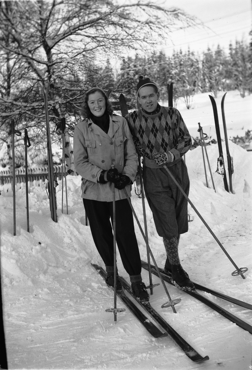 Håkon Prestkværn, Ukjent kvinne og mann på skitur.