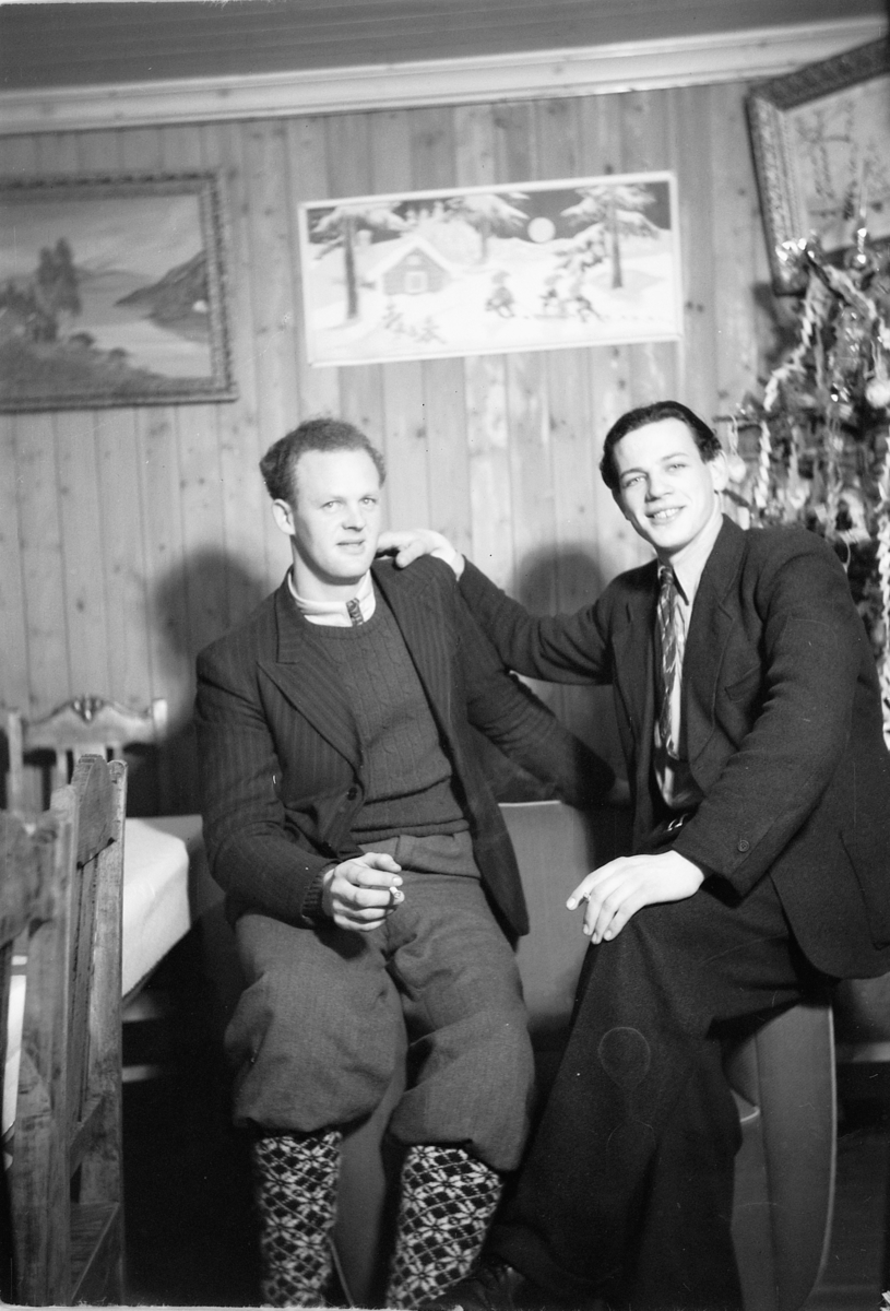 Håkon Prestkværn, Interiør, stue. Sparemøte, Syvertsen. Ukjente menn foran juletre.