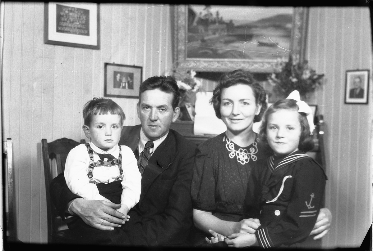 Håkon Prestkværn, Interiør, stue, konfirmasjon, Sveum. Familie med to barn.