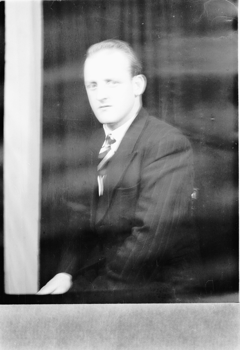 Håkon Prestkværn, Portrett av mann. Johannes J. Sveum (1922-1981)