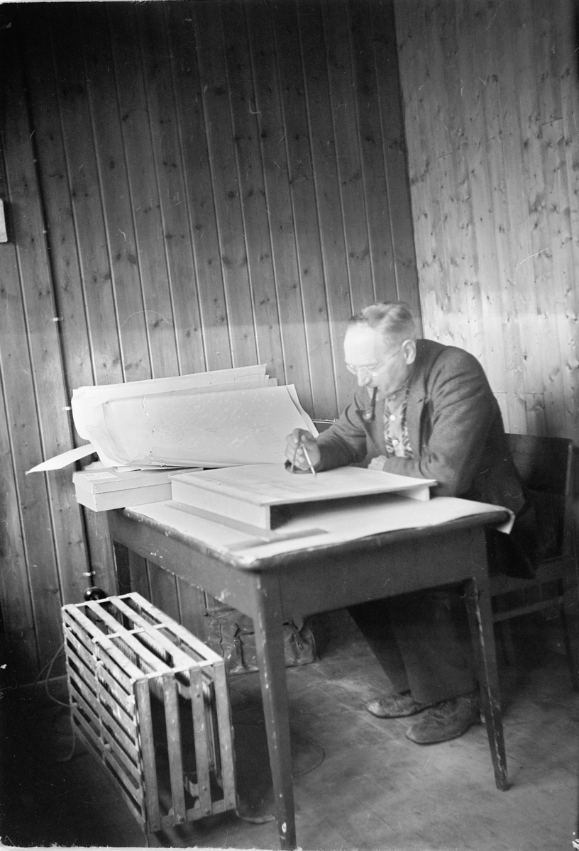 Håkon Prestkværn, STRAND BRÆNDERI i Ringsaker, BRENNERI, VÅREN 1947. INGENIØR BIRGER LARSEN VED TEGNEBRETT.
