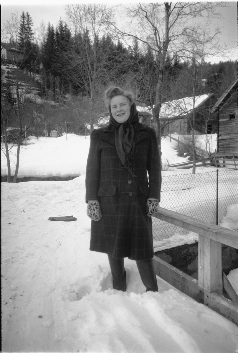 Håkon Prestkværn, Ukjent kvinne med skaut foran noen hus.