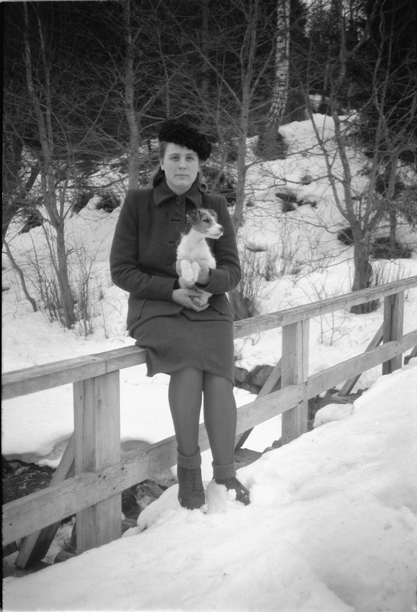 Håkon Prestkværn, Ukjent kvinne med en hundevalp på en bro.