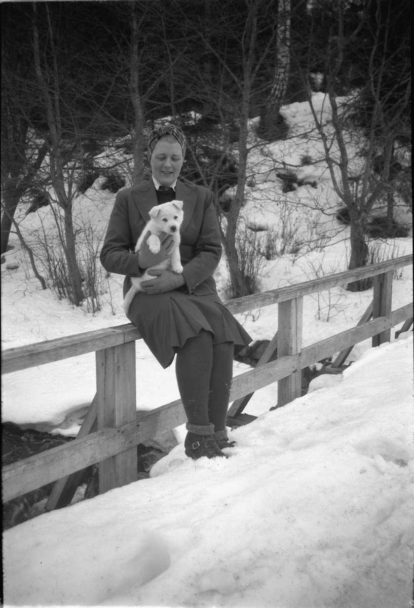 Håkon Prestkværn, Ukjent kvinne med en hundevalp på en bro.