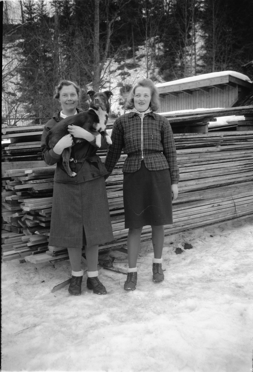 Håkon Prestkværn, To ukjente kvinner med en hund.