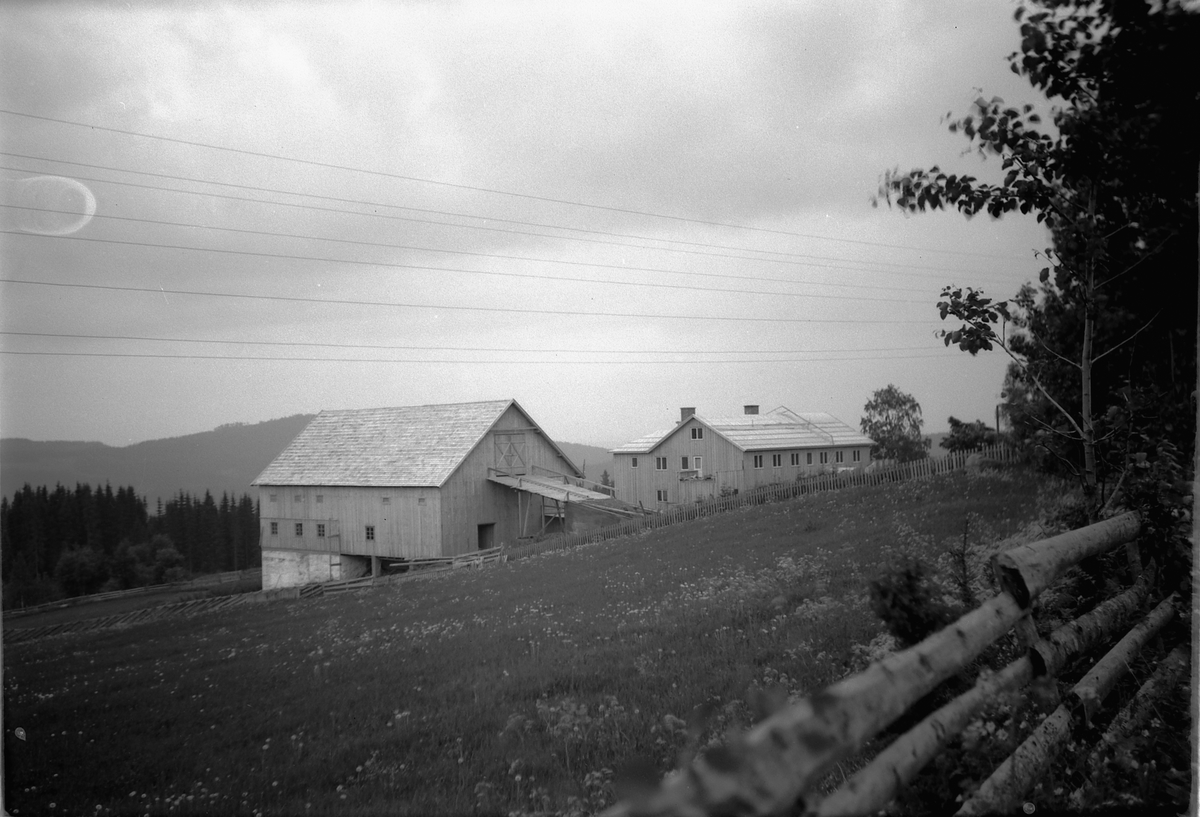 Håkon Prestkværn, Solbjør gard, gnr 348 i Ringsaker nybygget ca. 1950. Nils Haug,